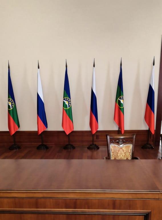 картинка Флаги КЧР и РФ на напольной подставки от производственной компании Арт-Текс